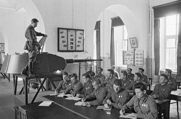 Học viên tốt nghiệp Học viện Cơ khí và Cơ giới của Hồng quân thuộc Học viện Quân sự mang tên Stalin. Moskva, tháng 6 năm 1941. - Sputnik Việt Nam