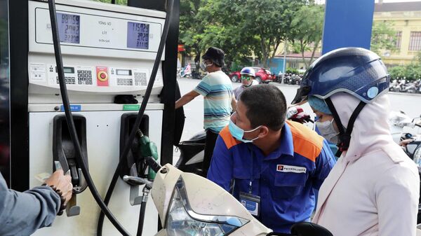 Mua bán xăng, dầu tại cửa hàng kinh doanh xăng, dầu của Petrolimex. - Sputnik Việt Nam