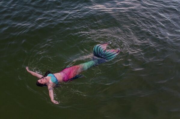 Lauren Metzler, người sáng lập Sydney Mermaids, tại Bãi biển Manly Cove ở Sydney, Úc. - Sputnik Việt Nam