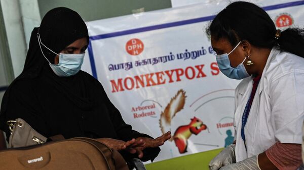 Nhân viên y tế kiểm tra hành khách đến từ nước ngoài để tìm triệu chứng bệnh đậu mùa khỉ tại sân bay quốc tế Kana ở Chennai, Ấn Độ - Sputnik Việt Nam