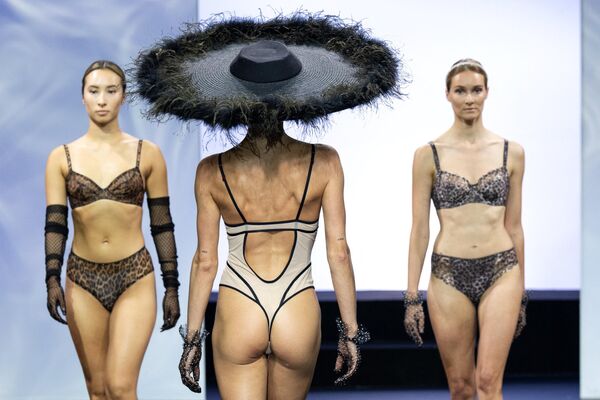Người mẫu trình diễn nội y trong buổi giới thiệu thời trang ở Paris. - Sputnik Việt Nam