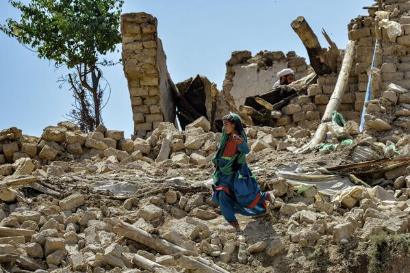 Đứa trẻ giữa đống đổ nát của những ngôi nhà bị hư hại sau trận động đất ở Bernal County, Afghanistan. - Sputnik Việt Nam