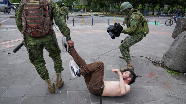 Солдаты задерживают демонстранта во время протестов против правительства в Кито, Эквадор - Sputnik Việt Nam