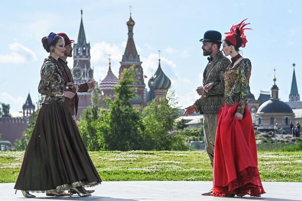 Những người mẫu tại buổi trình diễn bộ sưu tập của nhà thiết kế thời trang Vyacheslav Zaitsev trong khuôn khổ Tuần lễ thời trang Moskva. - Sputnik Việt Nam