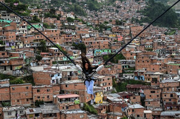 Du khách tại La Comuna 13 ở Medellin, Colombia. - Sputnik Việt Nam