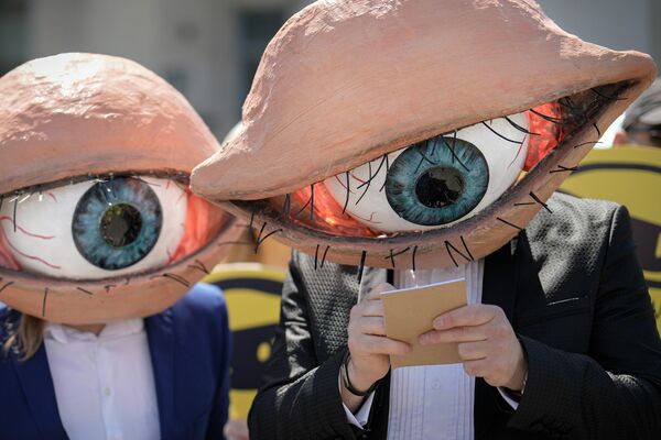 Các nhà hoạt động đeo mặt nạ tham gia biểu tình ở Bucharest chống đạo luật mở rộng quyền hạn của cơ quan tình báo Romania. - Sputnik Việt Nam