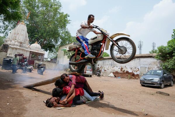 Biểu diễn tiết mục tại Lễ hội Xe ngựa ở Ahmedabad, Ấn Độ. - Sputnik Việt Nam