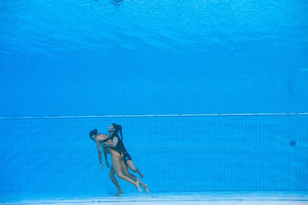 Thành viên đội Hoa Kỳ mang nữ vận động viên bơi lội đồng bộ Anita Alvarez từ đáy hồ bơi lên sau khi cô bất tỉnh trong Giải vô địch thế giới dưới nước ở Budapest. - Sputnik Việt Nam