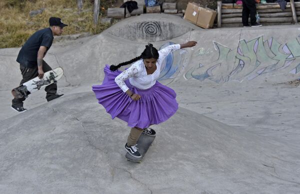 Cô gái Bolivia trong nhóm trượt ván nữ &quot;Imilla Skate&quot;. - Sputnik Việt Nam