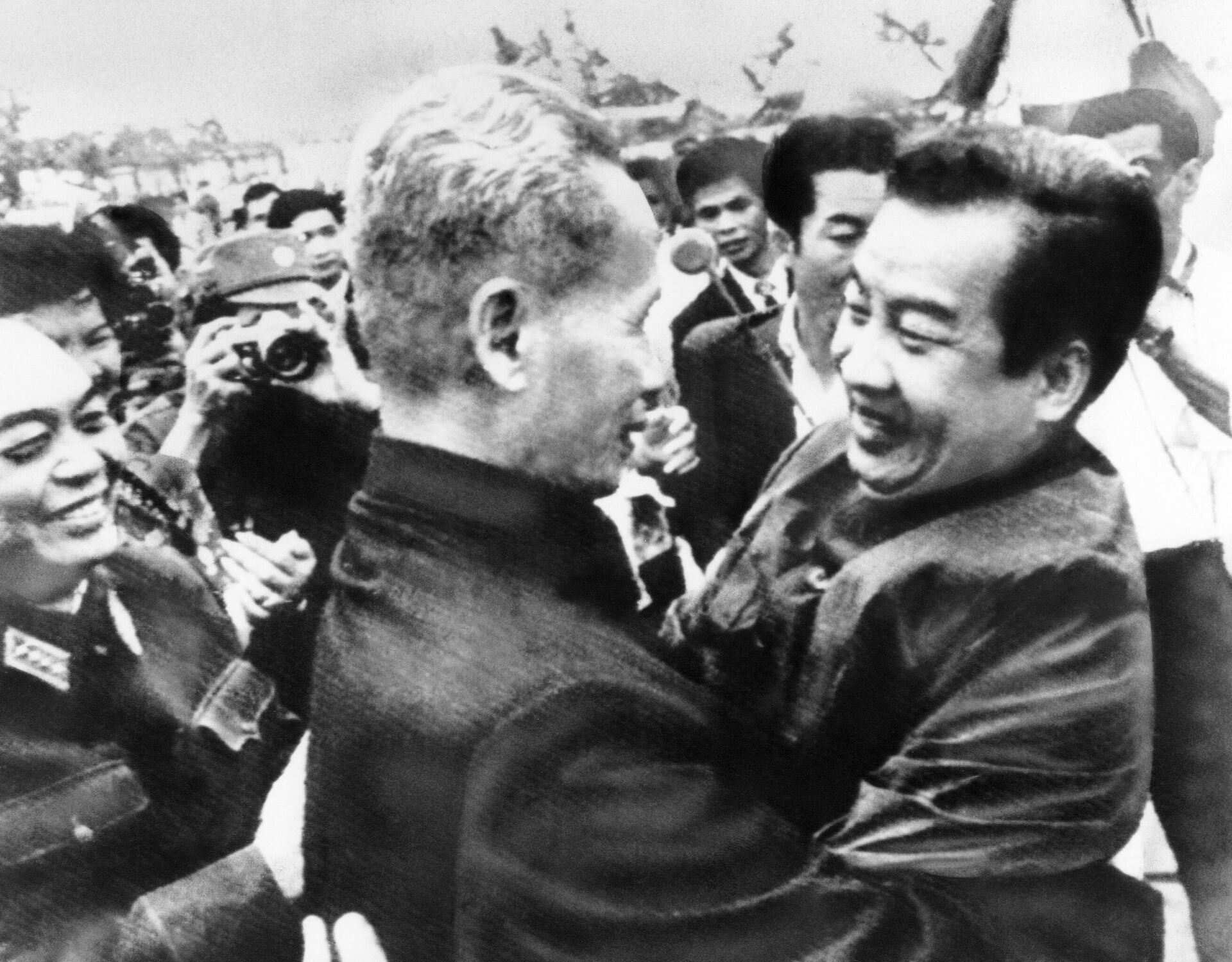 Nhà cầm quyền Campuchia Norodom Sihanouk chào Thủ tướng Bắc Việt Nam Phạm Văn Đồng tại sân bay Hà Nội, năm 1973 - Sputnik Việt Nam, 1920, 24.06.2022