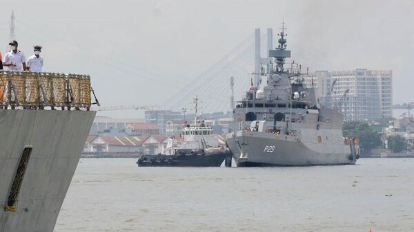 Tàu INS Kadmatt chuẩn bị cập cảng.  - Sputnik Việt Nam