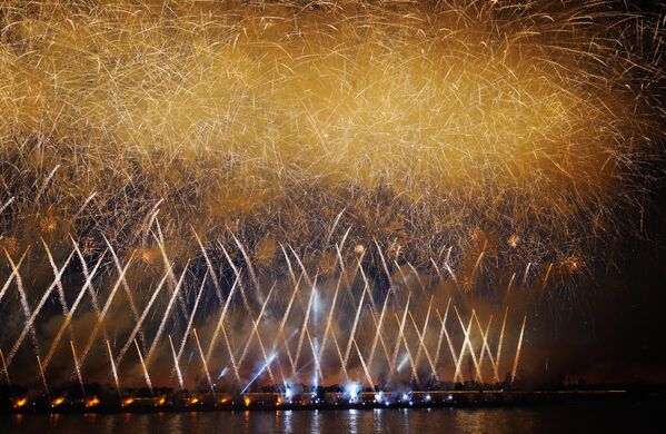 Pháo hoa trong ngày lễ ra trường của học sinh &quot;Cánh buồm đỏ thắm&quot; ở trên sông Neva, St.Petersburg. - Sputnik Việt Nam