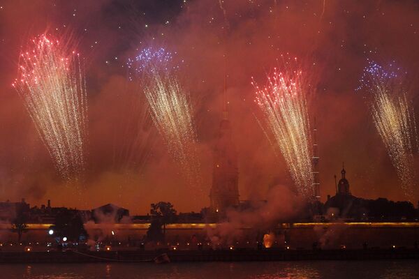 Pháo hoa trong ngày lễ ra trường của học sinh &quot;Cánh buồm đỏ thắm&quot; ở trên sông Neva, St.Petersburg. - Sputnik Việt Nam