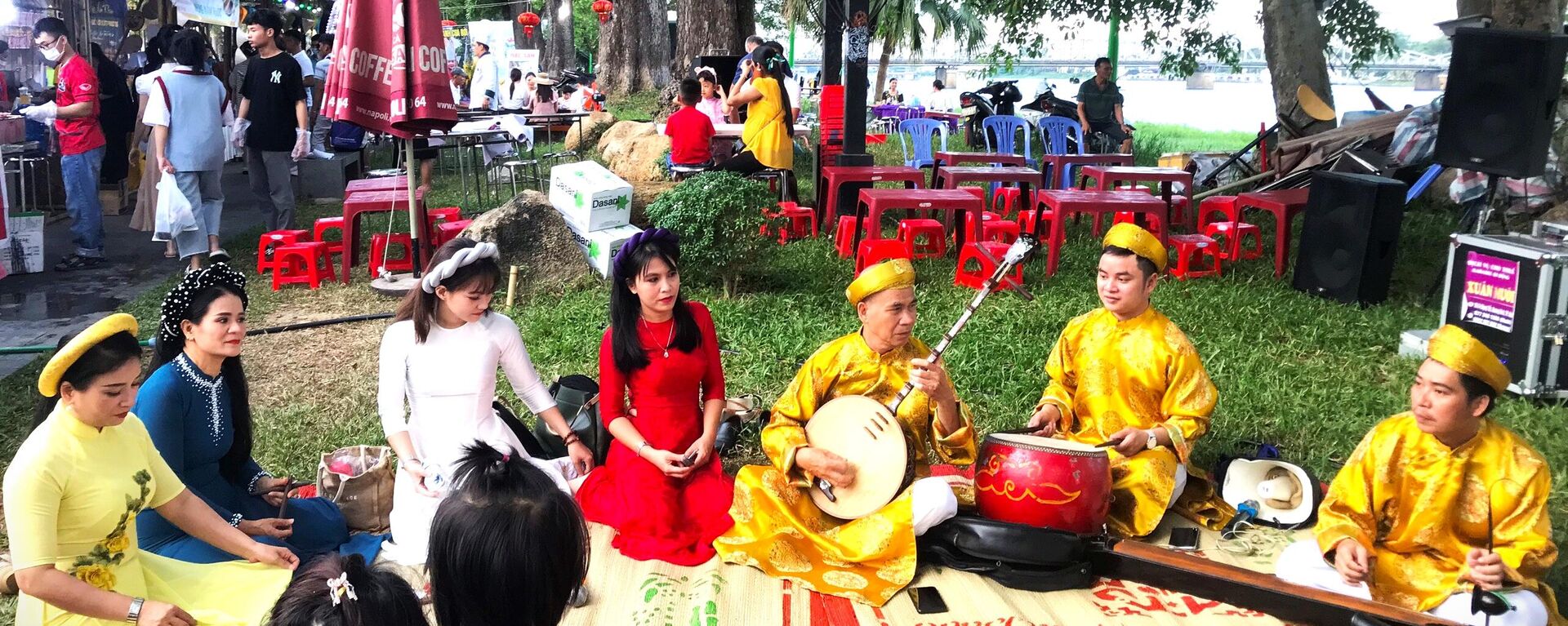 Trình diễn nhạc dân tộc tại Lễ hội - Sputnik Việt Nam, 1920, 27.06.2022