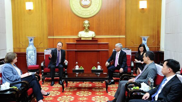 Chủ tịch Ủy ban Trung ương MTTQ Việt Nam tiếp Đại sứ Đặc mệnh toàn quyền Liên bang Nga Gennady Bezdetko - Sputnik Việt Nam