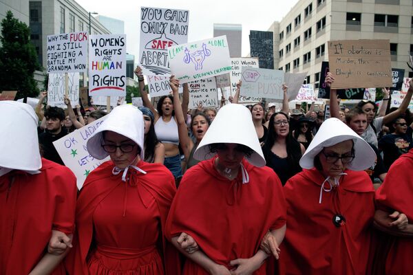 Các nhà hoạt động ủng hộ quyền phá thai mặc trang phục &quot;Chuyện cô hầu gái&quot; dẫn đầu cuộc tuần hành ở Denver, Colorado - Sputnik Việt Nam
