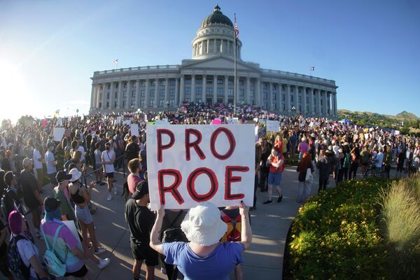 Người dân Mỹ biểu tình phản đối việc bãi bỏ quyền phá thai theo hiến pháp bên ngoài Tòa nhà Đại hội Bang Utah ở Salt Lake City. - Sputnik Việt Nam