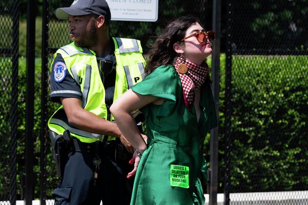 Nhà hoạt động ủng hộ quyền phá thai bị bắt giữ sau khi ném sơn đỏ lên vỉa hè gần Tòa án Tối cao ở Washington vào ngày 25/6/2022. - Sputnik Việt Nam