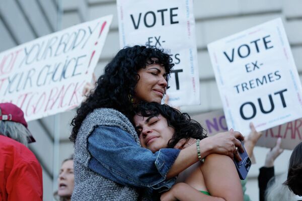 Ngày 24/6, Mitzi Rivas (bên trái) ôm con gái Maya Iribarren trong cuộc biểu tình chống quyền phá thai bên ngoài Tòa thị chính San Francisco sau quyết định của Tòa án Tối cao về vụ Roe kiện Wade. - Sputnik Việt Nam