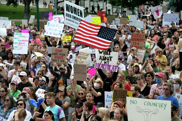 Các nhà hoạt động ủng hộ quyền phá thai biểu tình trước Tòa nhà Capitol của Bang Colorado ở Denver, ngày 27 tháng 6 năm 2022. - Sputnik Việt Nam