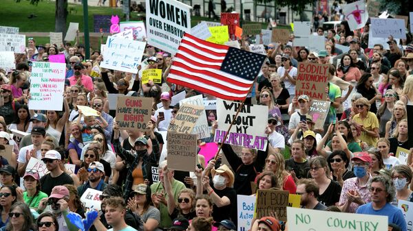 Активисты за права абортов протестуют перед Капитолием штата Колорадо в Денвере  - Sputnik Việt Nam