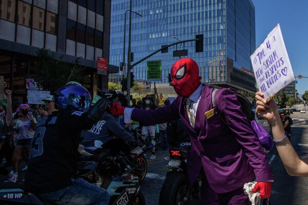 Người đàn ông hóa trang thành Người Nhện trong cuộc biểu tình ở trung tâm thành phố Los Angeles, ngày 26 tháng 6 năm 2022. - Sputnik Việt Nam