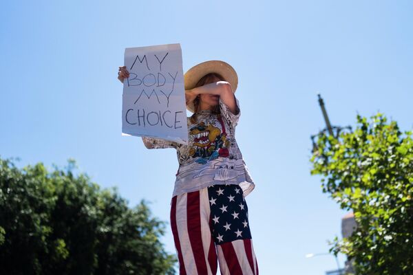 Người ủng hộ quyền phá thai Eleanor Wells, 34 tuổi, lau nước mắt trong cuộc biểu tình ở Los Angeles, ngày 24 tháng 6 năm 2022. - Sputnik Việt Nam