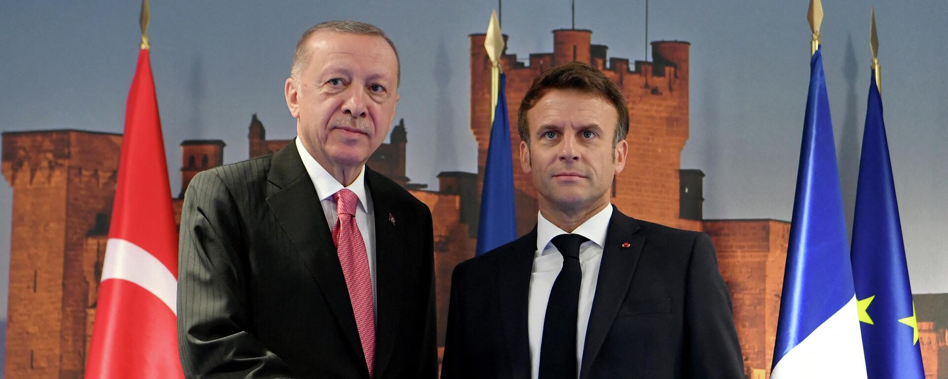 Tổng thống Pháp Emmanuel Macron và Tổng thống Thổ Nhĩ Kỳ Recep Tayyip Erdogan bắt tay nhau ở Madrid - Sputnik Việt Nam, 1920, 29.06.2022