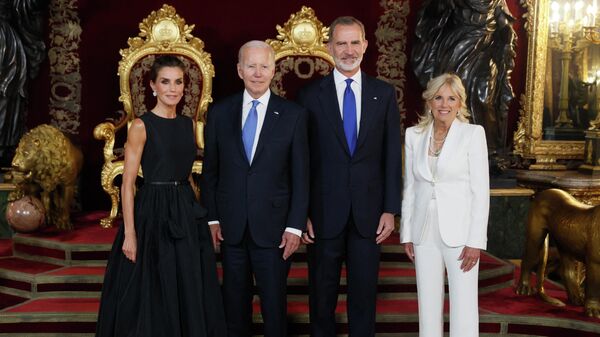 Tổng thống Hoa Kỳ Joe Biden và phu nhân gặp gỡ Vua Philip VI của Tây Ban Nha và Nữ hoàng Letizia tại Madrid - Sputnik Việt Nam