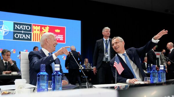 Tổng thống Mỹ Joe Biden nói chuyện với Tổng thư ký NATO Jens Stoltenberg tại Hội nghị thượng đỉnh ở Madrid - Sputnik Việt Nam
