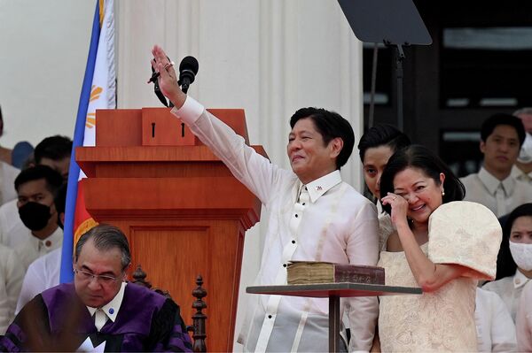 Tân Tổng thống Philippines Ferdinand Marcos Jr. cười đùa với phu nhân Louise sau khi tuyên thệ nhậm chức nhà lãnh đạo mới của đất nước. - Sputnik Việt Nam