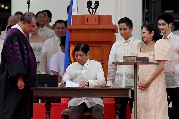 Các thành viên trong gia đình của Ferdinand Marcos chứn kiến tân Tổng thống Philippines Ferdinand Marcos Jr. tuyên thệ nhậm chức nhà lãnh đạo mới của đất nước. - Sputnik Việt Nam