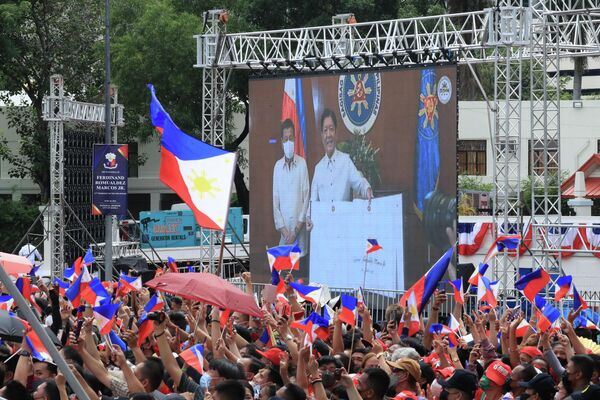 Người dân Philippines xem trực tuyến qua màn hình lễ chuyển giao giữa cựu Tổng thống Rodrigo Duterte và Tổng thống Philippines Ferdinand Romualdez Marcos Jr.. - Sputnik Việt Nam