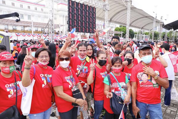 Người dân Philippines đến dự Lễ nhậm chức của Tổng thống Philippines Ferdinand Romualdez Marcos Jr.. - Sputnik Việt Nam