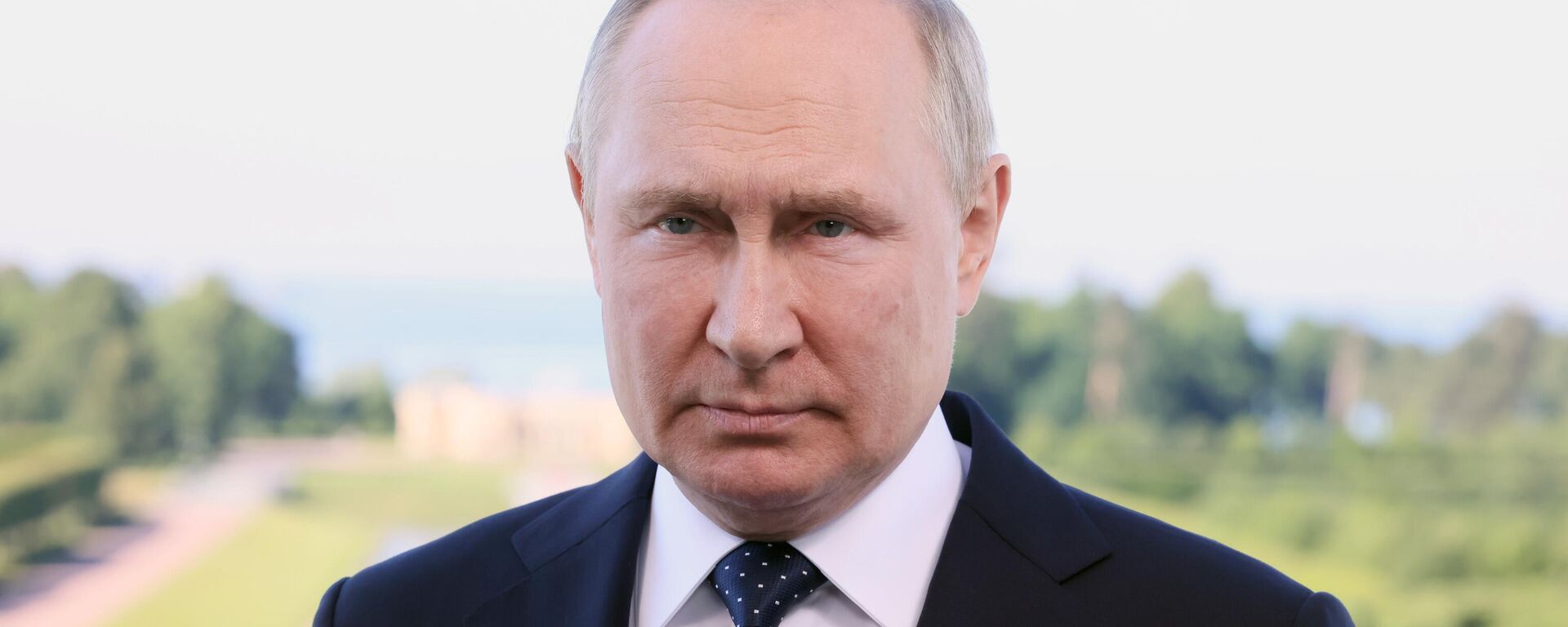 Tổng thống Liên bang Nga Vladimir Putin chào mừng các đại biểu tham dự phiên họp toàn thể của Diễn đàn Pháp lý Quốc tế X St.Petersburg - Sputnik Việt Nam, 1920, 30.06.2022
