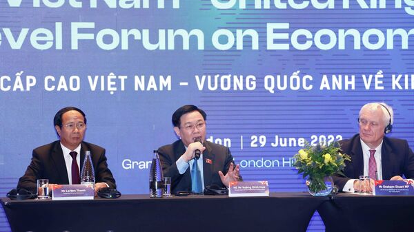 Chủ tịch Quốc hội Vương Đình Huệ chứng kiến lễ trao các thỏa thuận hợp tác giữa các doanh nghiệp, địa phương hai nước. - Sputnik Việt Nam