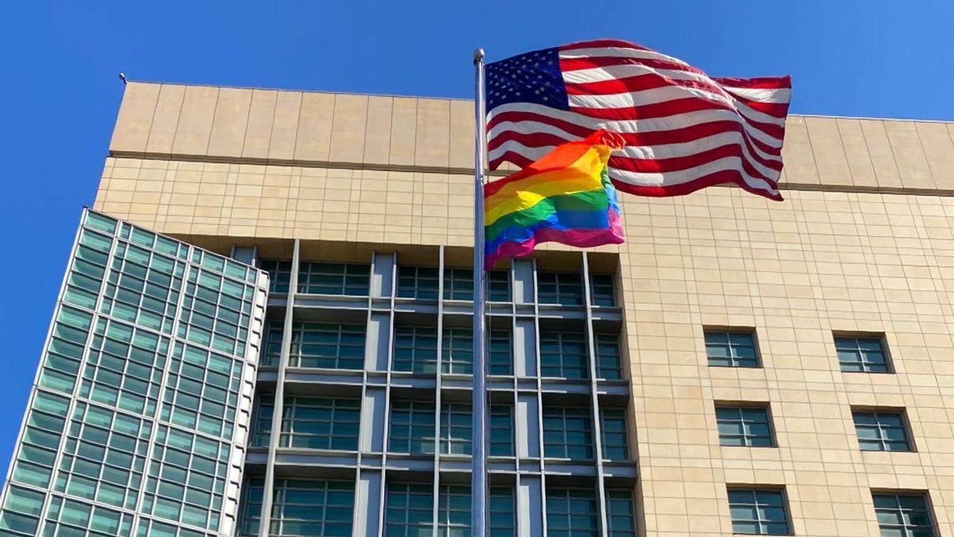 Đại sứ quán Mỹ treo cờ của cộng đồng LGBT trên tòa nhà của mình ở ...