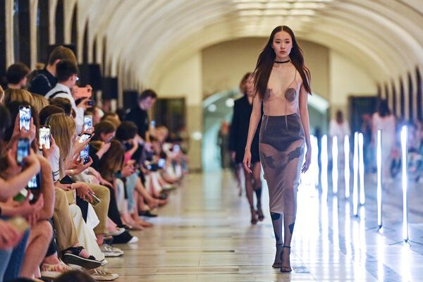 Người mẫu trong buổi trình diễn thời trang của các nhà thiết kế trẻ trong khuôn khổ Tuần lễ thời trang Moskva - Sputnik Việt Nam