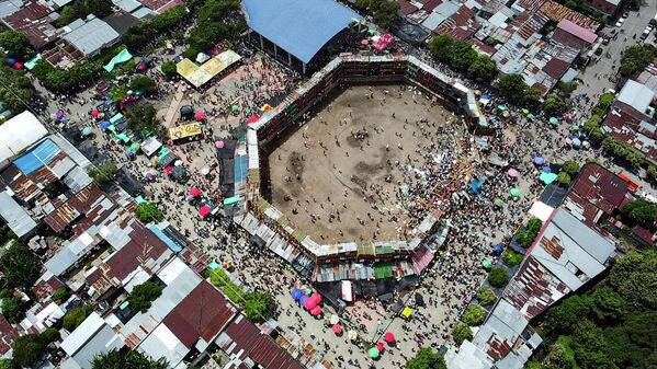Cảnh từ trên không, khán đài đua bò tót bị sập ở đô thị El Espinal của Colombia - Sputnik Việt Nam