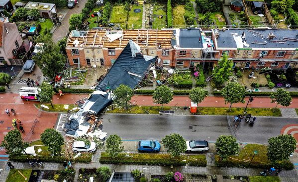 Thiệt hại đối với mái nhà lân cận sau khi cơn lốc xoáy tràn qua thị trấn ven biển Zierikzee ở phía tây nam - Sputnik Việt Nam