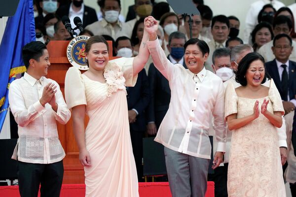 Tổng thống Ferdinand Marcos Jr. và Phó Tổng thống Philippines Sarah Duterte, con gái của cựu Tổng thống Philippines Rodrigo Duterte, được chào đón trong lễ nhậm chức tại Bảo tàng Quốc gia - Sputnik Việt Nam