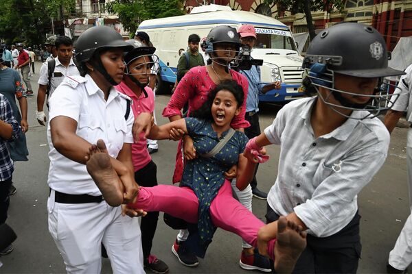 Cảnh sát bắt giữ một nhà hoạt động của Trung tâm Thống nhất Xã hội của Ấn Độ (SUCI) trong cuộc biểu tình chống chính quyền trung ương và bang ở Kolkata - Sputnik Việt Nam