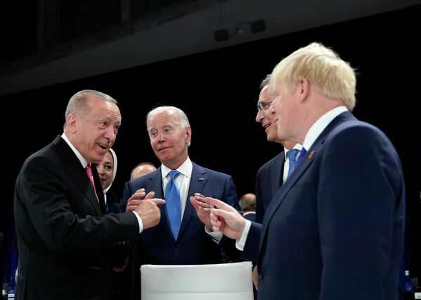 Tổng thống Thổ Nhĩ Kỳ Recep Tayyip Erdogan, Tổng thống Mỹ Joe Biden, Tổng thư ký NATO Jens Stoltenberg và Thủ tướng Anh Boris Johnson trong cuộc họp bàn tròn tại hội nghị thượng đỉnh NATO ở Madrid - Sputnik Việt Nam