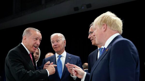 Tổng thống Thổ Nhĩ Kỳ Recep Tayyip Erdogan, Tổng thống Mỹ Joe Biden, Tổng thư ký NATO Jens Stoltenberg và Thủ tướng Anh Boris Johnson trong cuộc họp bàn tròn tại Hội nghị thượng đỉnh NATO ở Madrid, Tây Ban Nha - Sputnik Việt Nam