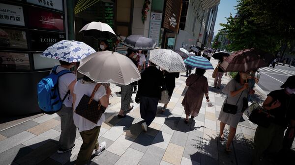Люди идут по пешеходной улице под палящим солнцем в Токио - Sputnik Việt Nam