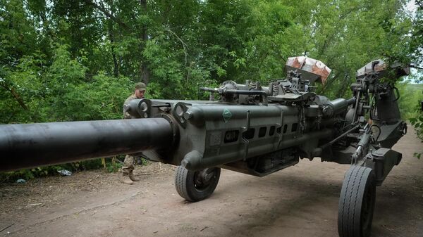 Lính Ukraina đưa khẩu lựu pháo M777 được chuyển từ Mỹ tới  vị trí để bắn vào các cứ điểm  của Nga - Sputnik Việt Nam