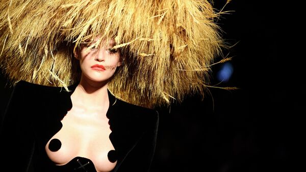 Người mẫu trình bày tác phẩm của nhà mốt Schiaparelli tại Tuần lễ thời trang Paris. - Sputnik Việt Nam
