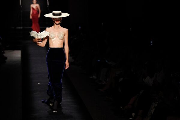 Người mẫu trình bày tác phẩm của Schiaparelli tại Tuần lễ thời trang Paris - Sputnik Việt Nam