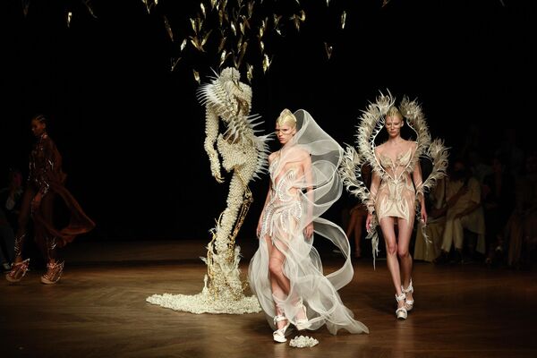 Những người mẫu trình bày tác phẩm của Iris Van Herpen tại Tuần lễ thời trang Paris - Sputnik Việt Nam