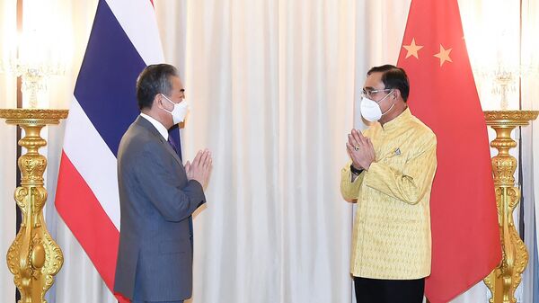 Thủ tướng Thái Lan Prayut Chan-O-Cha chào đón Bộ trưởng Ngoại giao Trung Quốc Vương Nghị đến thăm Bangkok - Sputnik Việt Nam